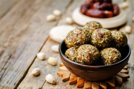 كرات التمر والطحينية وجبة رائعة للمصابات بتليف الرحم، جربيها الان!