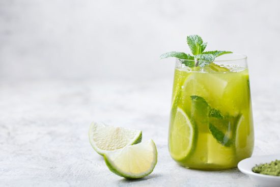 ليمونادة الليمون والشاي الأخضر: وصفات عصير منزلية سهلة ولذيذة