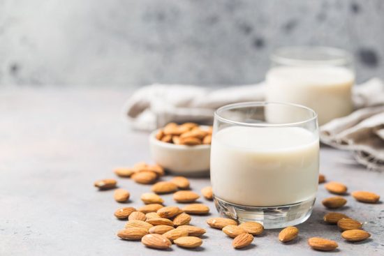 حليب اللوز مع الفانيلا لبطانة الرحم المهاجرة: تناوليه واستمتعي بطعمه الرائع