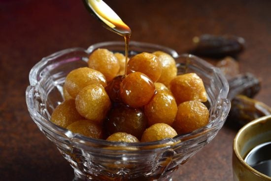العوامة بدبس التمر والعسل: حلويات لذيذة وملائمة لمرضى الهربس