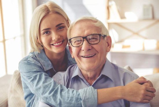 لم يَستَطِع الأب النيوزلندي التعايش مع مرض الباركنسون، فتوجه لمشفى الحكمة للسيطرة على المرض